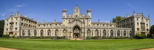 Сент-Джон коледжу в Кембриджі — стокове фото