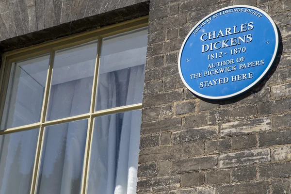 Charles Dickens Plaque in Bury St. Edmunds — Stockfoto