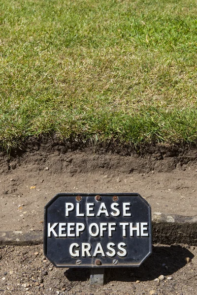 Bitte halten Sie sich vom Gras fern — Stockfoto