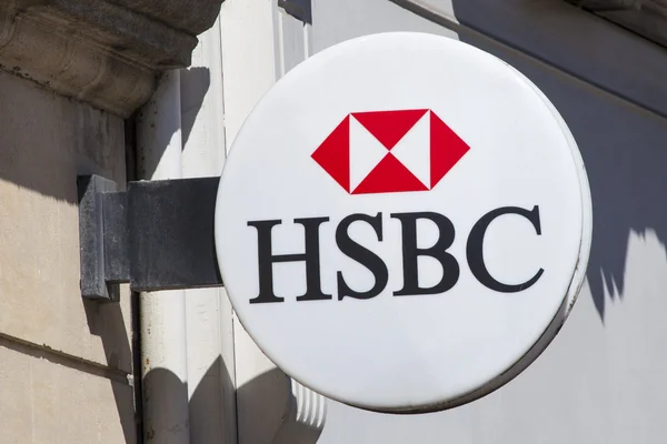 Oxford, uk - 12. august 2016: ein hsbc-schild außerhalb ihrer niederlassungen in oxford, am 12. august 2016. — Stockbild Hsbc-Bankfiliale — Stockfoto