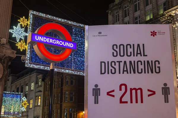 2020 런던의 옥스퍼드 서커스 표지판 사진이 사회적 표지판 — 스톡 사진