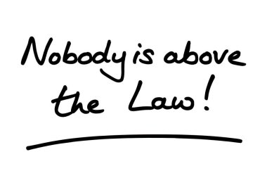 Kimse kanunun üstünde değildir! Beyaz bir arkaplanda el yazısı.