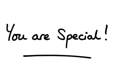 Sen özelsin! Beyaz bir arkaplanda el yazısı.