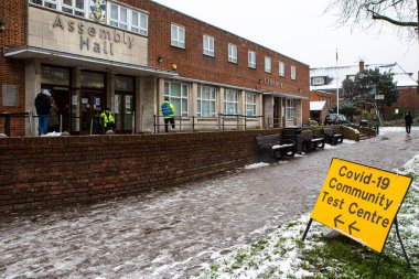 Londra, İngiltere - 24 Ocak 2021: Chingford, Londra 'daki Meclis Salonunda geçici bir Covid-19 Toplum Test Merkezi önünde bir tabela.