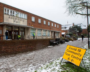 Londra, İngiltere - 24 Ocak 2021: Chingford, Londra 'daki Meclis Salonunda geçici bir Covid-19 Toplum Test Merkezi önünde bir tabela.