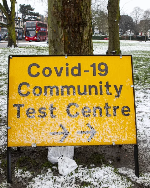 Londra, İngiltere - 24 Ocak 2021: Londra, İngiltere 'deki Chingford kasabasındaki Covid-19 Toplum Test Merkezi önünde bir tabela.