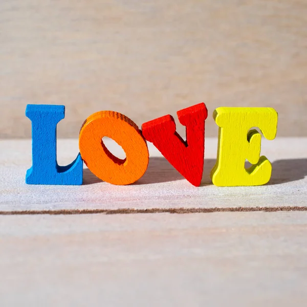 Palabra Love Deletrea Con Letras Madera Colores — Foto de Stock