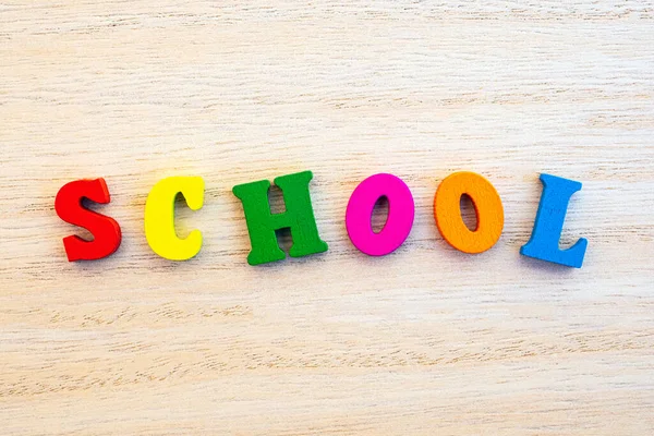 School Gespeld Met Kleurrijke Houten Letters — Stockfoto