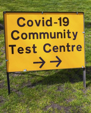 Londra 'nın Chingford kentindeki Covid-19 Toplum Test Merkezi' ndeki bir tabelaya yakın çekim..