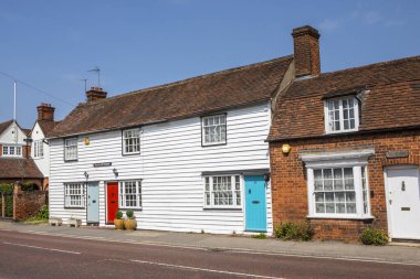 Essex, İngiltere - 20 Temmuz 2021: İngiltere 'nin Essex kentindeki güzel Stock köyündeki Ellis Kulübelerinin manzarası.