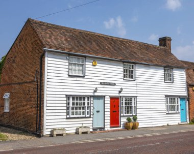 Essex, İngiltere - 20 Temmuz 2021: İngiltere 'nin Essex kentindeki güzel Stock köyündeki Ellis Kulübelerinin manzarası.