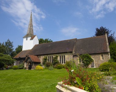 İngiltere 'nin Essex kentindeki Stock köyündeki güzel All Saints Kilisesi manzarası..