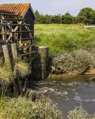 Essex, İngiltere 'deki Battlesbridge köyündeki tarihi Tide Mill manzarası.