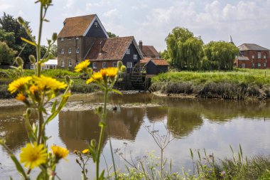 Essex, İngiltere - 20 Temmuz 2021: Essex, İngiltere 'deki Battlesbridge köyündeki tarihi Tide Mill manzarası.
