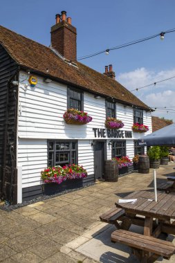 Essex, İngiltere - 20 Temmuz 2021: Essex, İngiltere 'deki Battlesbridge köyündeki Mavna Oteli.