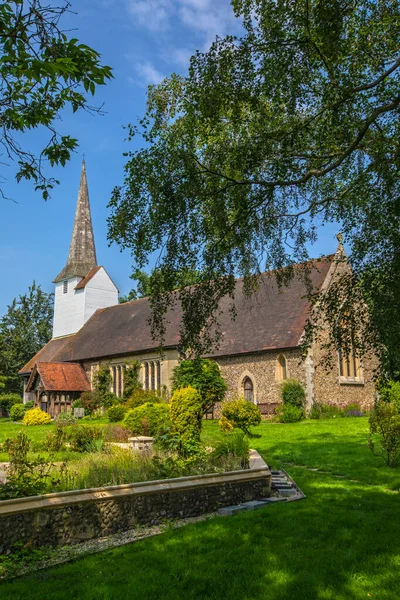 英国埃塞克斯市斯托克村美丽的万圣教堂一景 — 图库照片