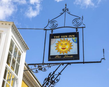 Essex, İngiltere - 29 Temmuz 2021: Essex, İngiltere 'deki güzel Dedham köyündeki Sun Inn halk evinin geleneksel bir işareti.