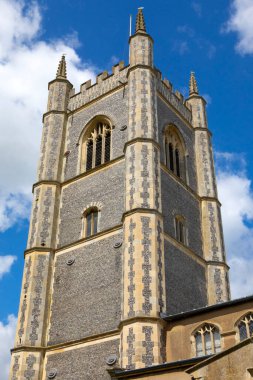 İngiltere 'nin Essex kentindeki güzel Dedham köyünde St. Marys Kilisesi olarak da bilinen Dedham Kilisesi' nin manzarası..