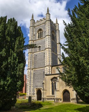 İngiltere 'nin Essex kentindeki güzel Dedham köyünde St. Marys Kilisesi olarak da bilinen Dedham Kilisesi' nin manzarası..