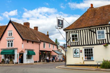 Essex, İngiltere - 29 Temmuz 2021: İngiltere 'nin Essex kentindeki güzel Dedham köyündeki High Street manzarası.