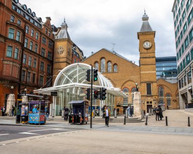 Londra, İngiltere - 22 Haziran 2021: Londra, İngiltere 'deki Liverpool Street istasyonunun dışı.