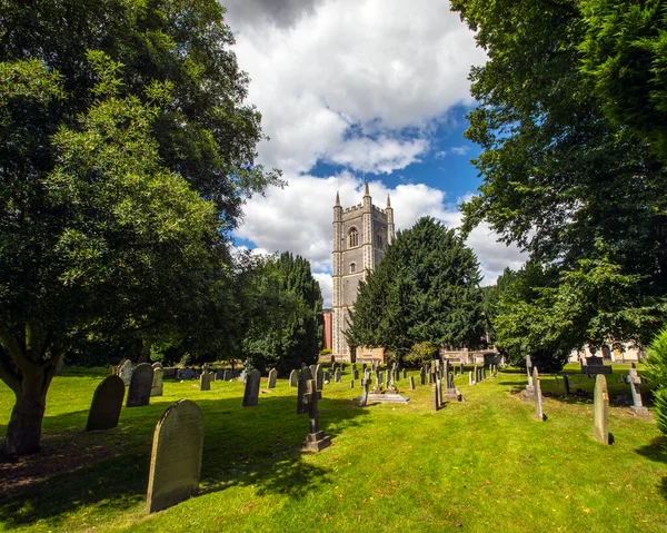 英国埃塞克斯美丽的德德罕村庄的德德罕教区教堂 也被称为圣玛丽教堂 的塔楼景观 — 图库照片