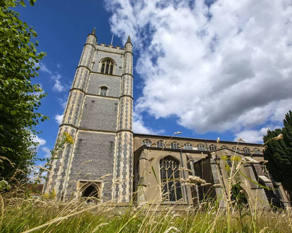 英国埃塞克斯美丽的德德罕村庄的德德罕教区教堂 也被称为圣玛丽教堂 的塔楼景观 — 图库照片