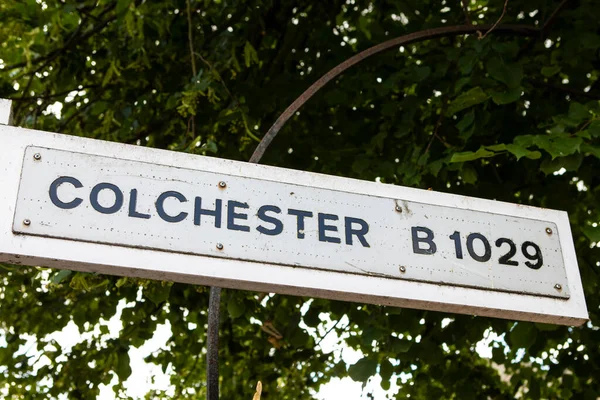 Κοντινό Πλάνο Μιας Πινακίδας Κατεύθυνσης Προς Την Πόλη Του Colchester — Φωτογραφία Αρχείου