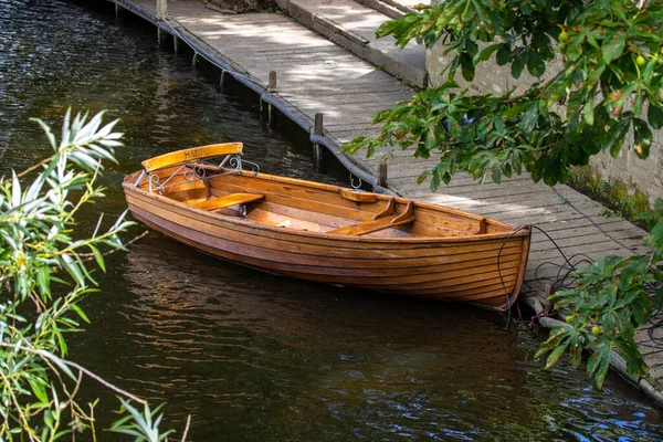 Båt Vid Floden Stour Byn Dedham Essex Storbritannien — Stockfoto