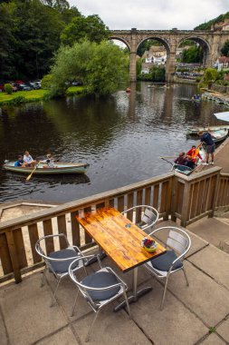 Knaresborough, İngiltere - 24 Ağustos 2021: İngiltere 'nin Yorkshire kentindeki Knaresborough kasabasındaki Knaresborough Viaduct' a doğru Nidd Nehri üzerinde güzel bir manzara.