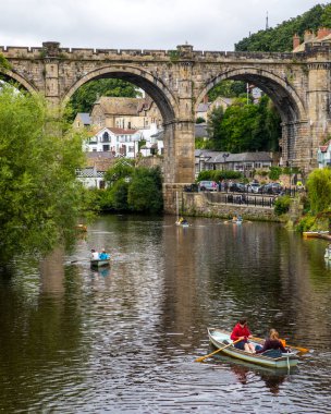 Knaresborough, İngiltere - 24 Ağustos 2021: İngiltere 'nin Yorkshire kentindeki güzel Knaresborough kasabasında Knaresborough Viaduct ve River Nidd manzarası.
