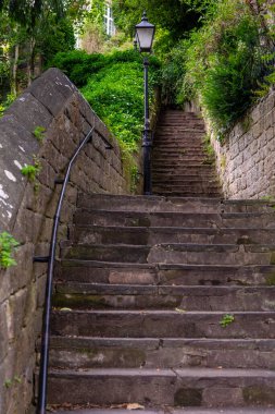 İngiltere 'nin Yorkshire kentindeki güzel Knaresborough kasabasında Gallon Merdivenleri manzarası..