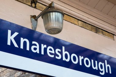 İngiltere 'nin Yorkshire kentindeki tarihi Knaresborough kasabası için bir işaret..