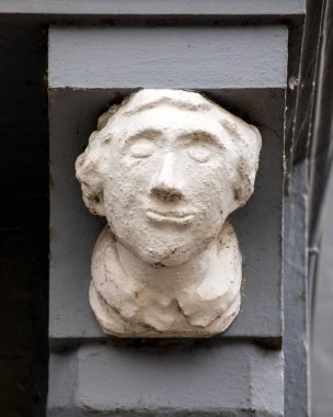 Knaresborough, İngiltere - 24 Ağustos 2021: İngiltere 'nin Yorkshire kentindeki tarihi Knaresborough kasabasındaki bir binanın dış yüzeyindeki mimari bir detayın yakın çekimi.