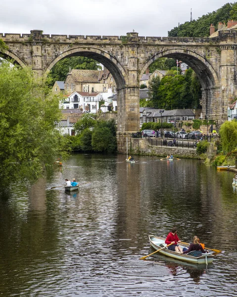 Knaresborough, İngiltere - 24 Ağustos 2021: İngiltere 'nin Yorkshire kentindeki güzel Knaresborough kasabasında Knaresborough Viaduct ve River Nidd manzarası.