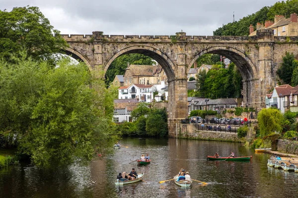 Knaresborough, İngiltere - 24 Ağustos 2021: İngiltere 'nin Yorkshire kentindeki Knaresborough şehrinde Knaresborough Viaduct ve Nidd nehrinin güzel bir manzarası.