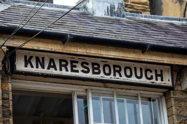 Vintage Skylt För Knaresborough Belägen Vid Knaresborough Järnvägsstation Yorkshire Storbritannien — Stockfoto