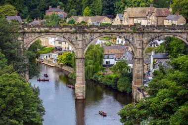 İngiltere 'nin Yorkshire kentindeki Knaresborough kasabasındaki Nidd Nehri üzerindeki Knaresborough Viaduct' un güzel bir manzarası..