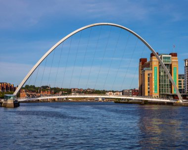 Tyne, İngiltere 'deki Newcastle - 24 Ağustos 2021: Tarihi Newcastle şehrindeki çarpıcı Gateshead Millennium Köprüsü Tyne, İngiltere. Arka planda Çağdaş Sanat için Baltık Merkezi var..