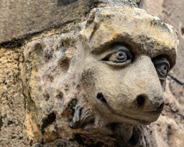 İngiltere 'nin Durham kentindeki St. Nicholas Kilisesi' nin dış tarafındaki bir heykele yakın çekim..