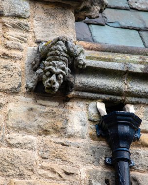 İngiltere 'nin Durham kentindeki St. Nicholas Kilisesi' nin dış tarafındaki bir heykele yakın çekim..