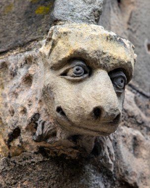 İngiltere 'nin Durham kentindeki St. Nicholas Kilisesi' nin dış tarafındaki bir heykelin yakın çekimi..