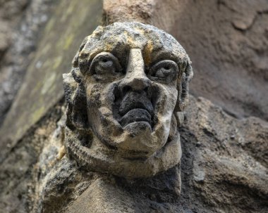 İngiltere 'nin Durham kentindeki St. Nicholas Kilisesi' nin dış tarafındaki bir heykelin yakın çekimi..