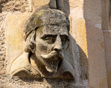 İngiltere 'nin Durham kentindeki St. Nicholas Kilisesi' nin dış tarafındaki bir heykelin yakın çekimi..