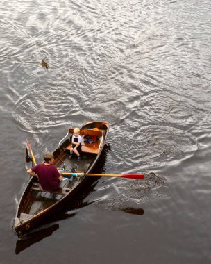 Durham, İngiltere - 25 Ağustos 2021: İngiltere 'nin Durham kentindeki bir nehirde kayıkçı..