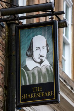 Durham, İngiltere - 25 Ağustos 2021: İngiltere 'nin Durham kentindeki Shakespeare halk evinin girişinin üzerindeki geleneksel asılma işareti.