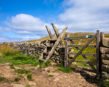 Northumberland, İngiltere - 26 Ağustos 2021: Nortumberland, İngiltere 'deki Sycamore Gap yakınlarında Hadrians Duvarı' na yakın bir patika ve kapı.