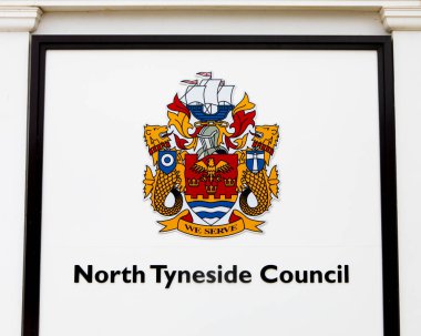 Northumberland, İngiltere - 27 Ağustos 2021: İngiltere 'nin Whitley Körfezi' ndeki bir duvarda asılı olan Kuzey Tyneside Konsey logosunun yakın çekimi.
