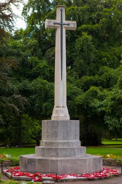 Northumberland, İngiltere - 26 Ağustos 2021: Northumberland 'daki Hexham pazar kasabasında düzenlenen Savaş Anıtı, her iki Dünya Savaşı sırasında hayatını kaybeden veya kaybolan askerlere adanmıştır..