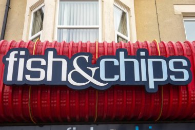 Northumberland, İngiltere - 27 Ağustos 2021: İngiliz sahil kentinde Fish and Chips imzalandı.